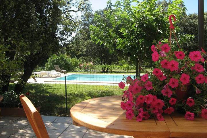 Location de vacances pour 6 personnes, avec jardin et terrasse à Villevieille