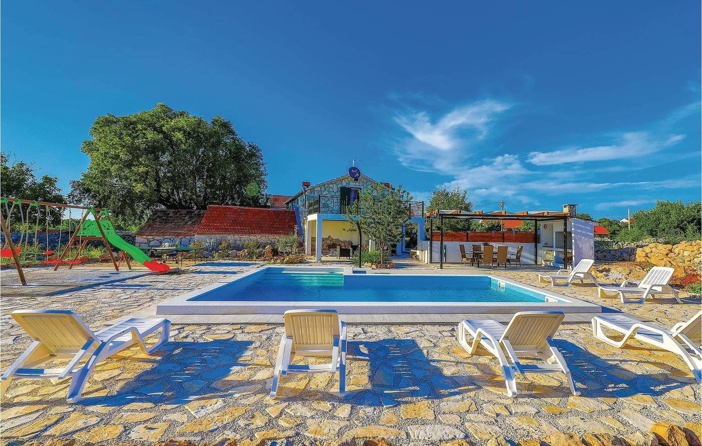 Geräumige 2-Zimmer-Wohnung mit Pool, WLAN und Terrasse in Ljubitovica, Seget