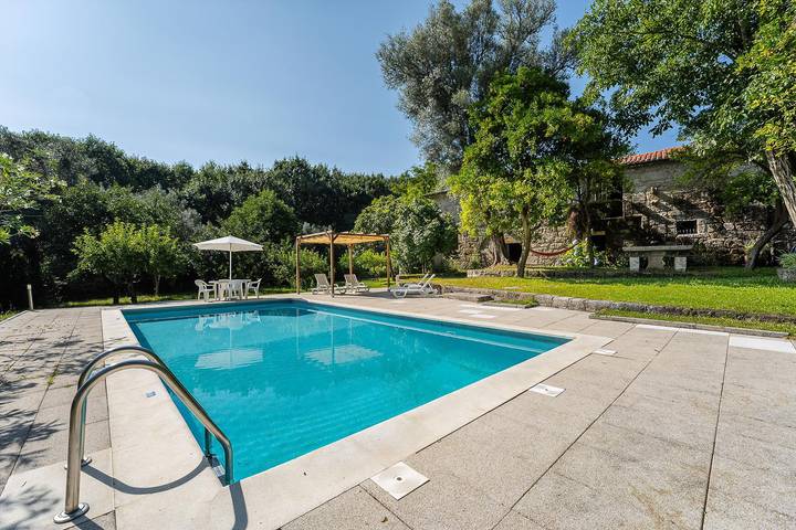 Location de vacances pour 4 personnes, avec Terrasse ainsi que Jardin et Piscine dans Gonça