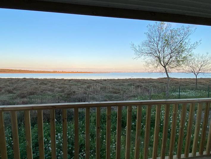 Camping de l'Arnel - Mobilheim 4 personen - Loggia Bay N°112 Ausblick auf den Teich - 2 Schlafz. in Villeneuve-lès-Maguelone, Mittelmeerküste (Frankreich)