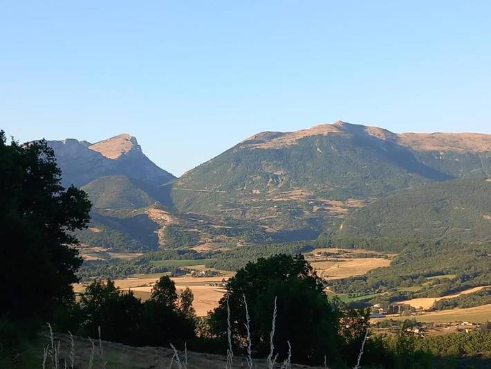 Location de vacances pour 12 personnes, avec vue ainsi que terrasse et jardin à Bourdeaux - 2