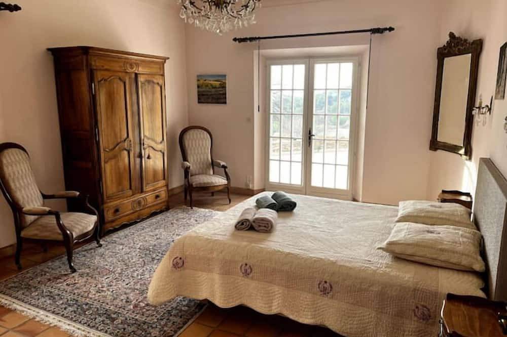 Logement Entier : Hébergement - Éguilles, France in Éguilles, Aix-en-Provence region