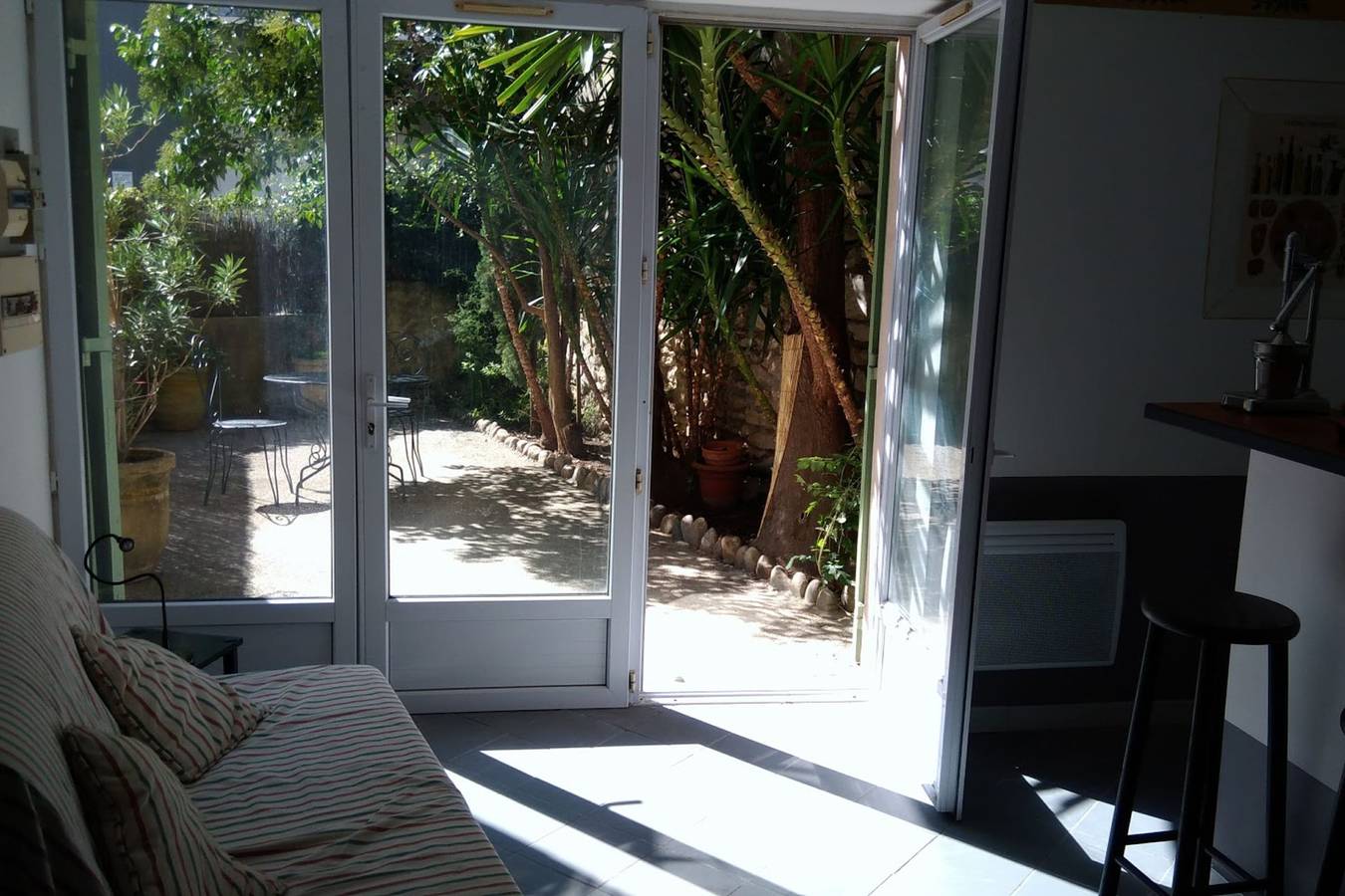 Estudio entero, Studio of 24m² with small patio in Aviñón, Vaucluse