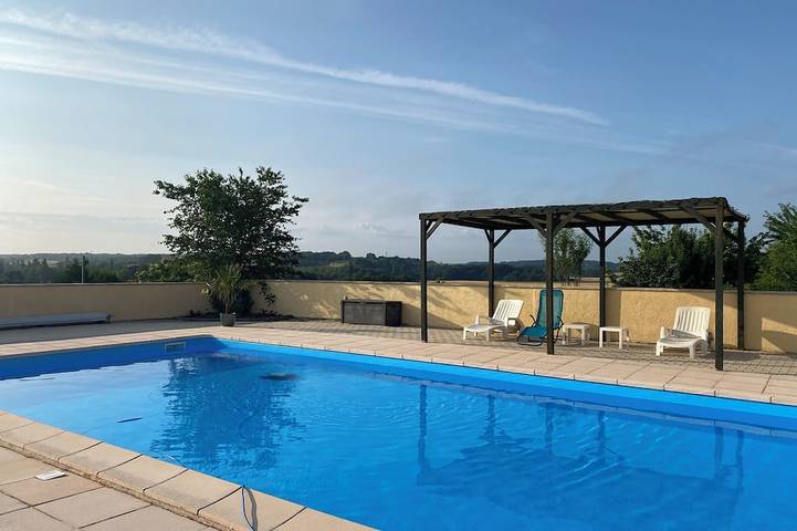 Gîte pour 2 personnes, avec Terrasse ainsi que Jardin et Piscine