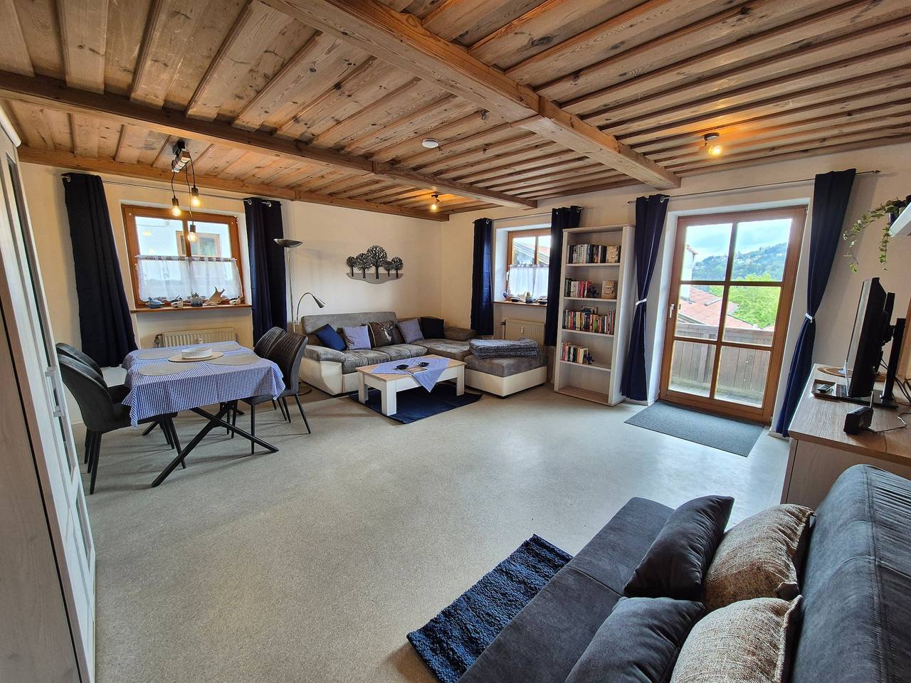 Entire apartment, Relaxinn Bavarian Fewo's Apartment with Shared Pool, Balcony, and Wi-Fi in Hauzenberg, Passauer Land