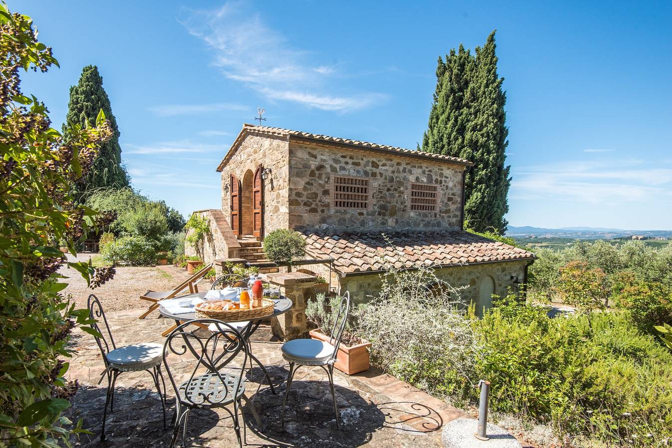 Podere Giardino Wine & Bed - Appartamento Ginepro: Casale con Piscina, Wi-Fi e Aria Condizionata in Montalcino, Val d’Orcia