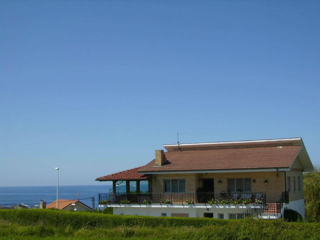 Pensión Bella Vista in Cóbreces, Alfoz de Lloredo