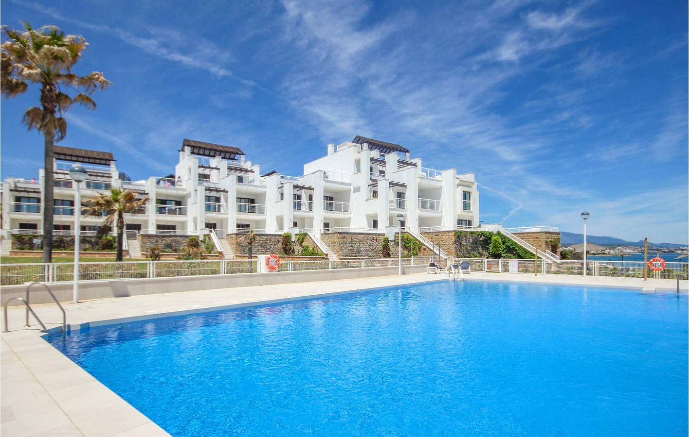 Apartamento vacacional entero, Junto a la playa 94: Terraza, Piscina, Parking y Wifi in Casares del Mar, Casares