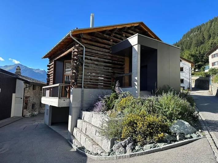 Ferienhaus für 4 Personen, mit Terrasse und Sauna sowie Ausblick in Tinzen