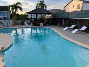 Gîte pour 4 personnes, avec terrasse et piscine dans Piton de la Fournaise