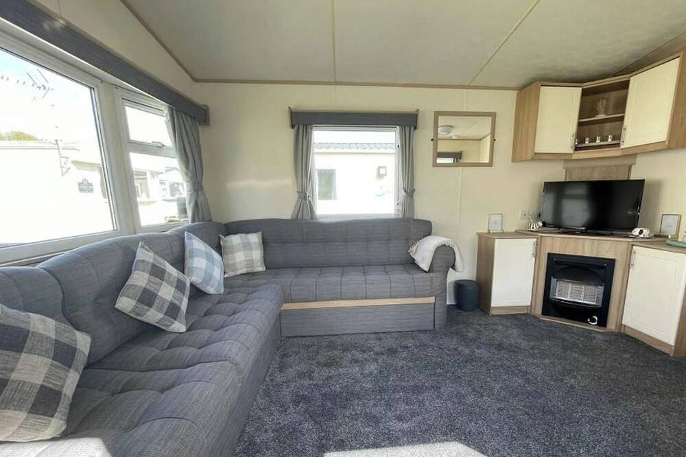3 Bed Caravan Sleeps 8 - Parking, Bbq, Pool in Clacton-on-Sea, Essex