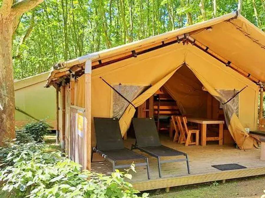 Camping Village Lago Maggiore - Tienda de lona y madera 5 personas - Tienda Eco Lodge | 2 Dormitorios | 4/5 Pers | Sin baño in Dormelletto, Lago Maggiore (Piemonte)