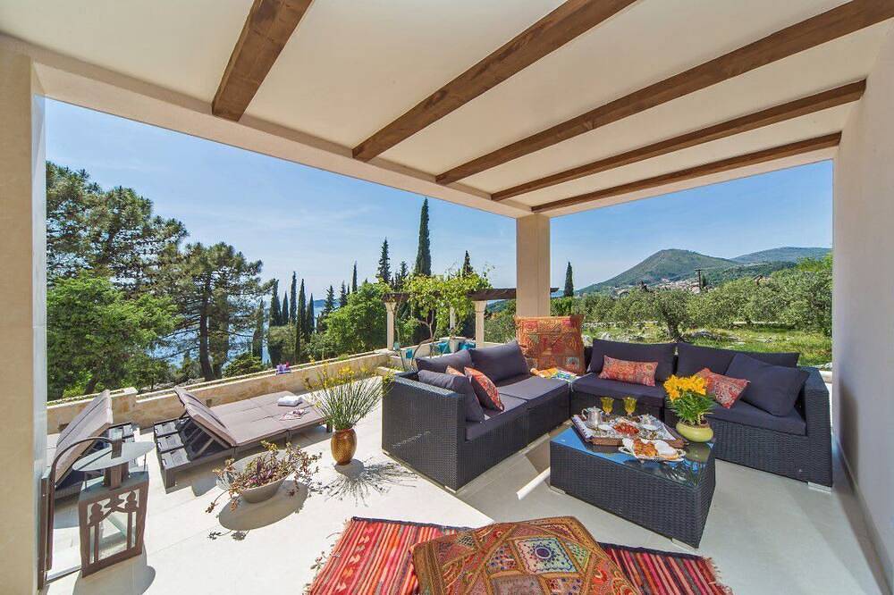 Massive Holiday Villa Overlooking the Adriatic Sea in Orasac, Grad Dubrovnik