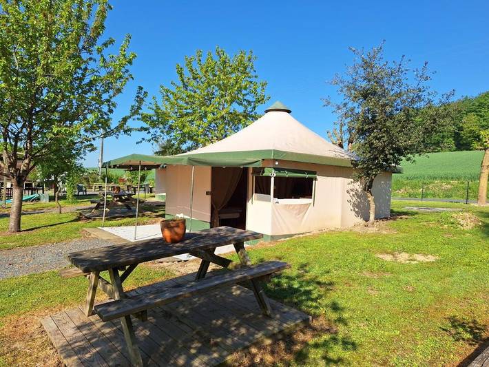Camping pour 6 personnes, avec piscine ainsi que jardin et jacuzzi