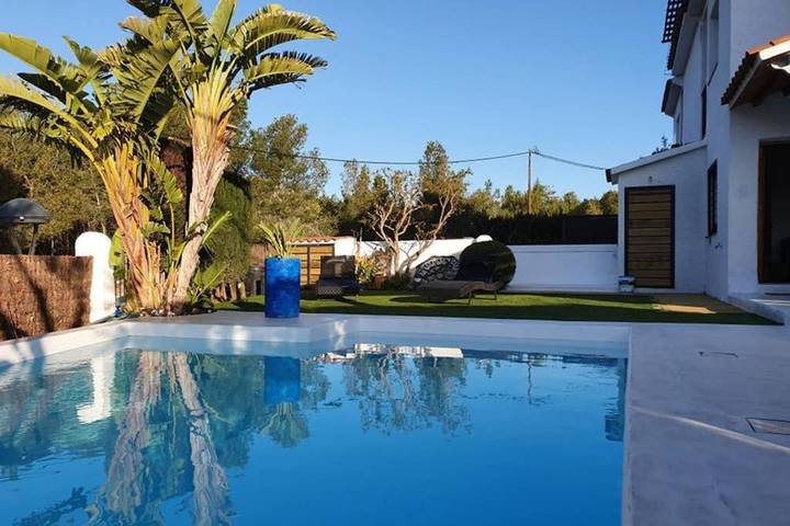 Location de vacances pour 6 personnes, avec vue ainsi que jardin et piscine dans Segur de Calafell - 4