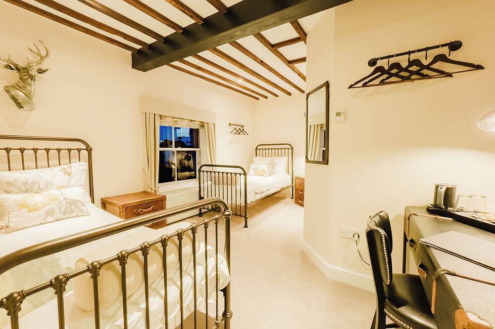 Experience boutique comfort above The Powell pub in Birchington. Stylish en-suite rooms, luxury touches, and a vibrant pub below—perfect for business, couples, or families. Book your coastal escape today! in Birchington, Kent