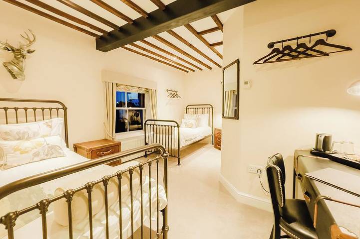 Experience boutique comfort above The Powell pub in Birchington. Stylish en-suite rooms, luxury touches, and a vibrant pub below—perfect for business, couples, or families. Book your coastal escape today! in Birchington, Kent