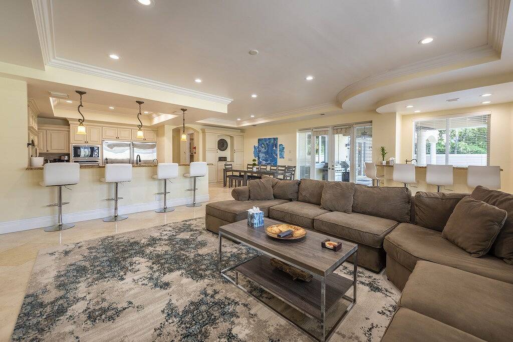 Stunning Beach House-Steps to Beach. Walk to restaurants…Special March 21-26! in Lauderdale Beach, Fort Lauderdale