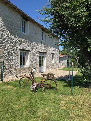 Location de vacances pour 9 personnes, avec jardin et vue à Chaniers