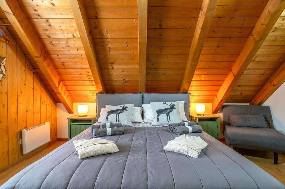 Guesthost - A large and charming renovated chalet with a private entrance, measuring 145 square meters, perfect for 10 people.The property, located in a quiet and private location, is surrounded by woods yet only 800 meters from the ski slopes and bike p in Tarvisio, Provincia d'Udine