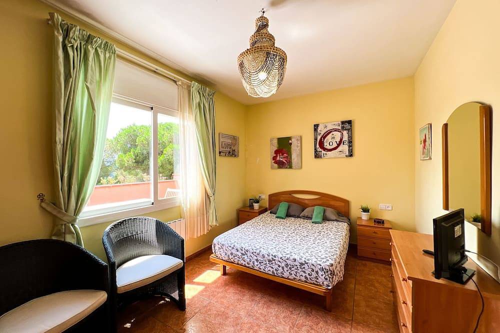 Villa con piscina privada, wifi, barbacoa, zona de comedor exterior. capacidad 9 pax. Vivalidays Gala. in Tordera, Maresme
