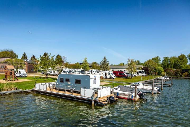 Ferienhaus für 4 Personen, mit Seeblick und Terrasse in Schwerin