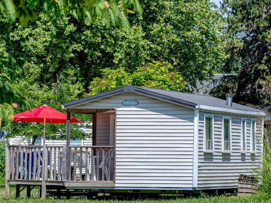 Flower Camping Les Ondines - Mobilhome 4 personnes - Standard 27 m² 2 chambres dont terrasse semi-couverte 7 m² + Tv in Souillac, Lot