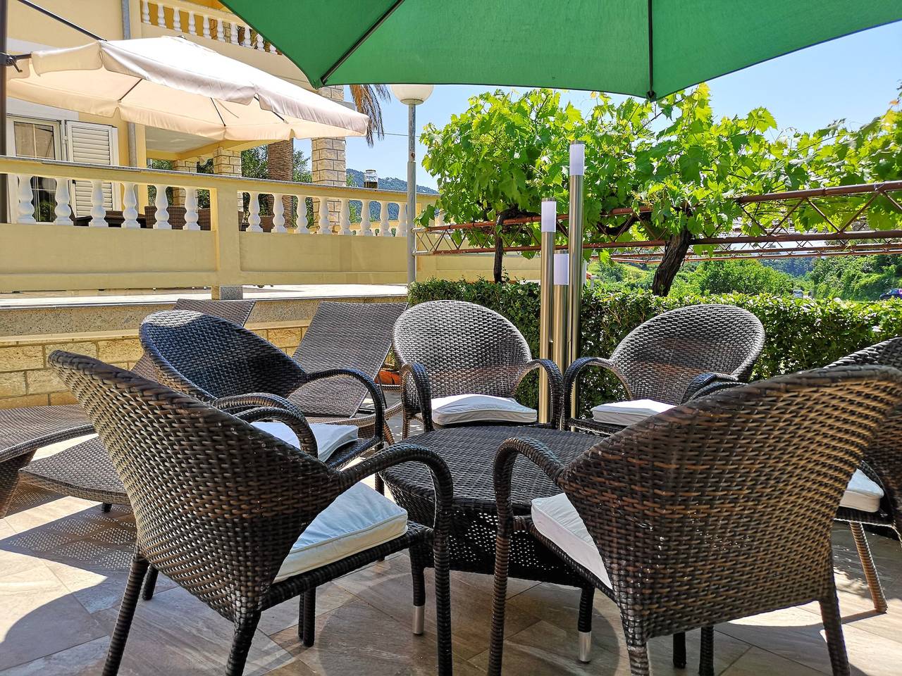 Ganze Wohnung, 2-Zimmer-Ferienwohnung mit Terrasse Banjol, Rab A-11382-b in Banjol, Rab