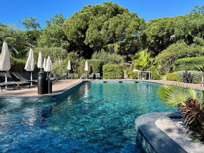 Hôtel pour 3 personnes, avec piscine ainsi que jacuzzi et jardin