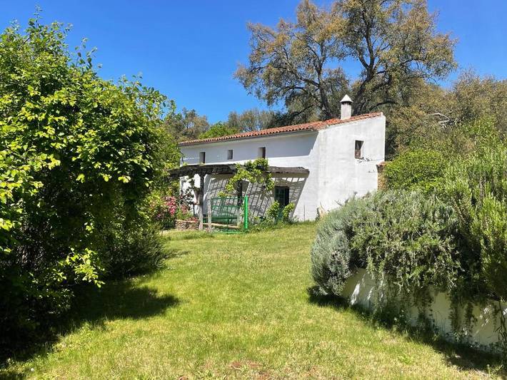 Apartamento para 4 personas, con vistas además de piscina y jardín en Fuenteheridos