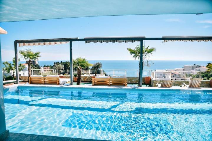 Hotel für 4 Personen, mit Balkon und Terrasse sowie Garten und Pool