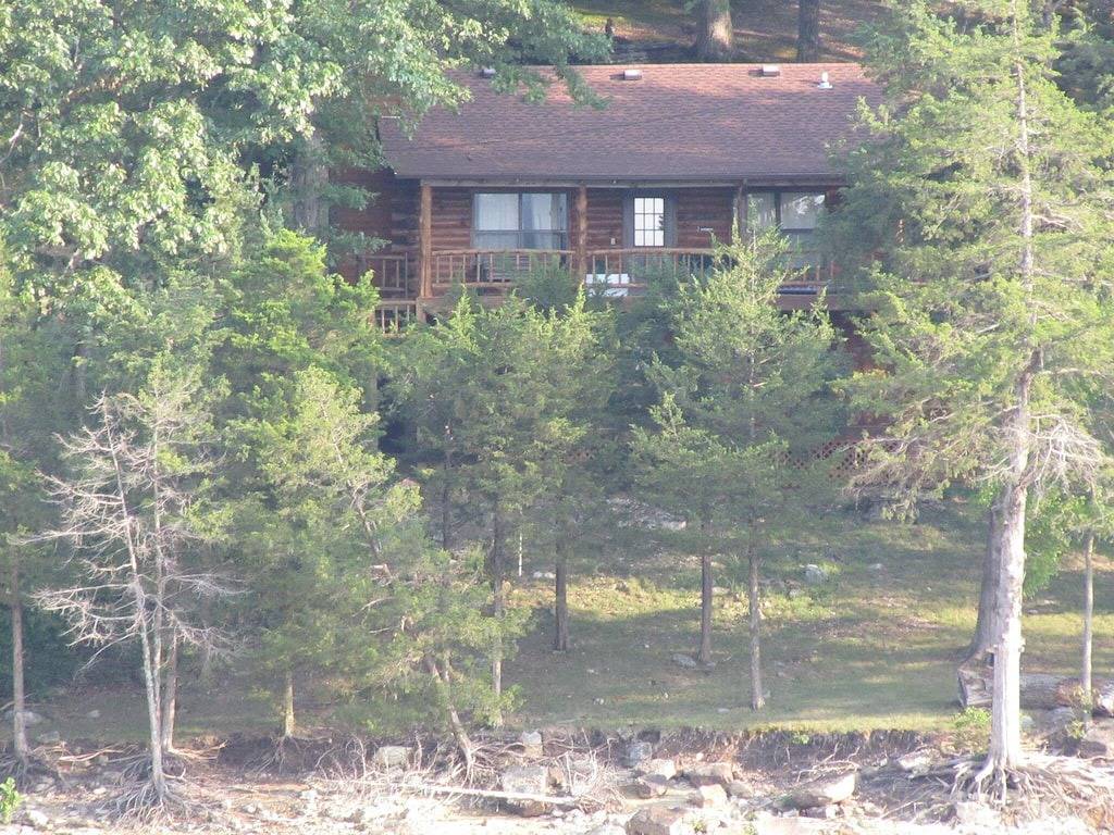 Luxury Log Cabin an der Küste von Beaver See mit Boot Dock & Swim Deck in Beaver Lake