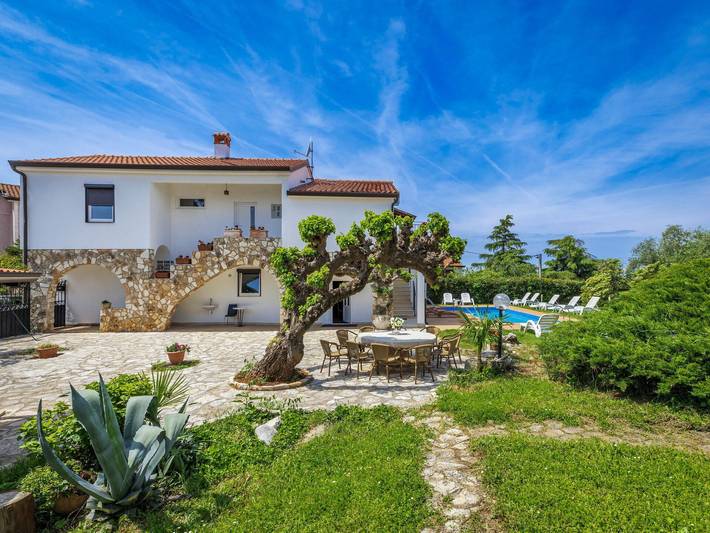 Ferienhaus für 10 Personen, mit Balkon und Terrasse sowie Garten in Porec und Umgebung