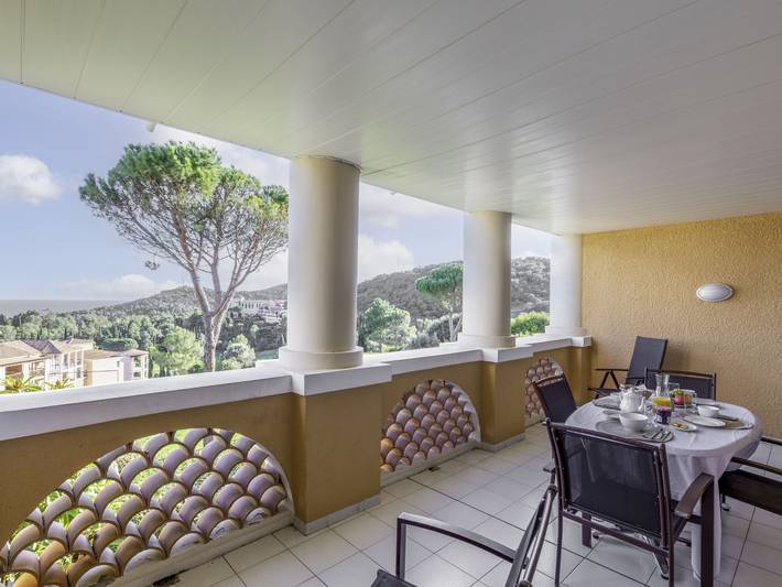 Location de vacances pour 6 personnes, avec terrasse ainsi que jardin et bassin pour enfant dans Cap Estérel