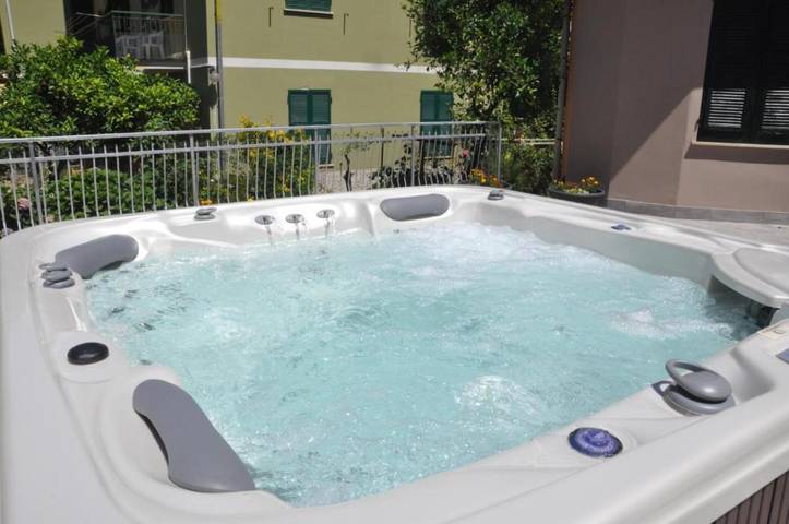 Ferienwohnung für 2 Personen, mit Balkon und Whirlpool in Moneglia