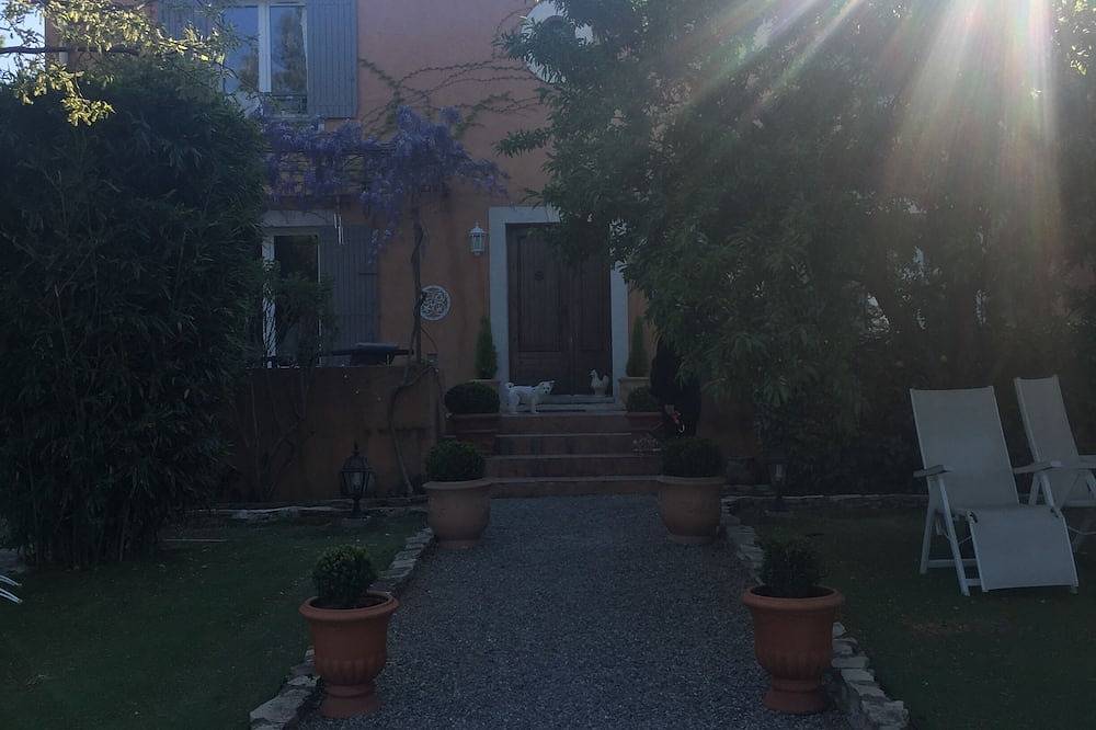 Chambre d 'hôte Romantique a Coté D'avignon in Saint-Saturnin-lès-Avignon, Vaucluse