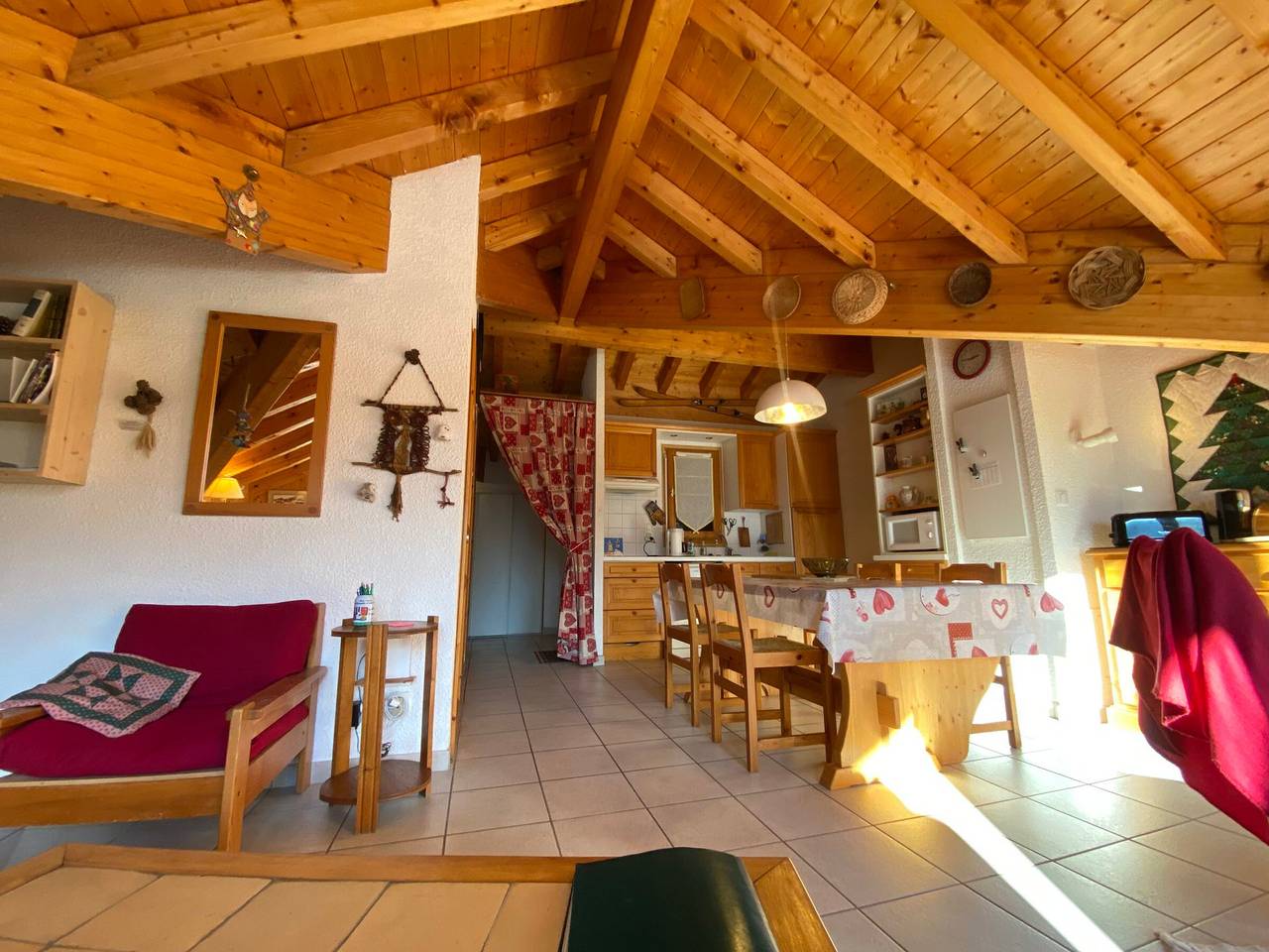 Entire apartment, Bright apartment in central Samoëns with parking in Samoëns, Bonneville region