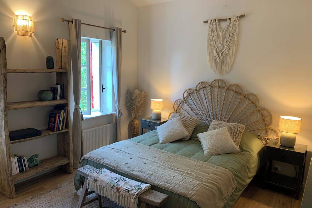 Quiet, romantic room with swimming pool in the heart of nature. in Figanières, Draguignan region