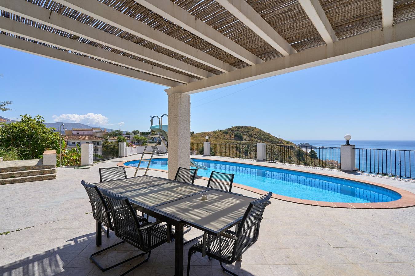 Villa „Casa Beto“ mit Meerblick, Pool, Garten & Wlan in Playa San Cristobal, Almuñecar