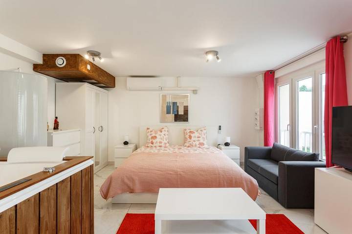 Location de vacances pour 2 personnes, avec Jacuzzi ainsi que Jardin et Vue à Le Blanc-Mesnil