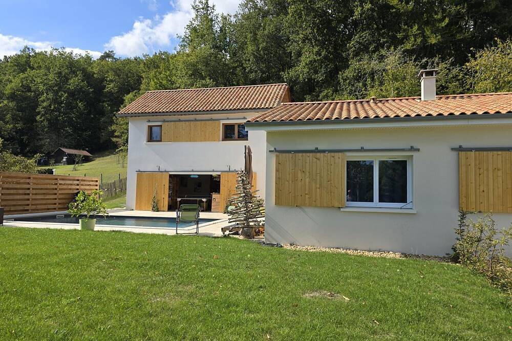 Maison de plain-pied avec piscine privée et Wi-Fi à Château-l'Évêque in Château-l'Évêque, Périgord Blanc