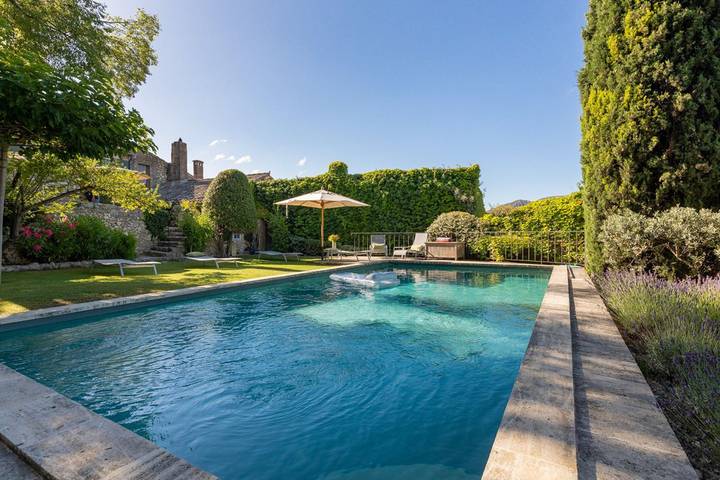 Location de vacances pour 10 personnes, avec terrasse et jardin à Eygalières