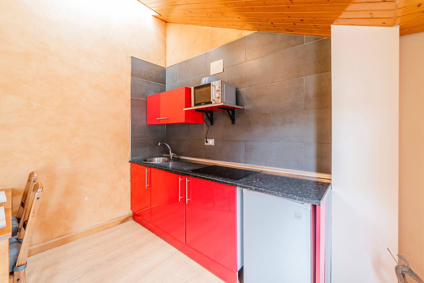 Estudio entero, Apartamento estudio 'Altuzarra 2' con vistas a la montaña, terraza privada y Wi-Fi in Ezcaray, Valdezcaray