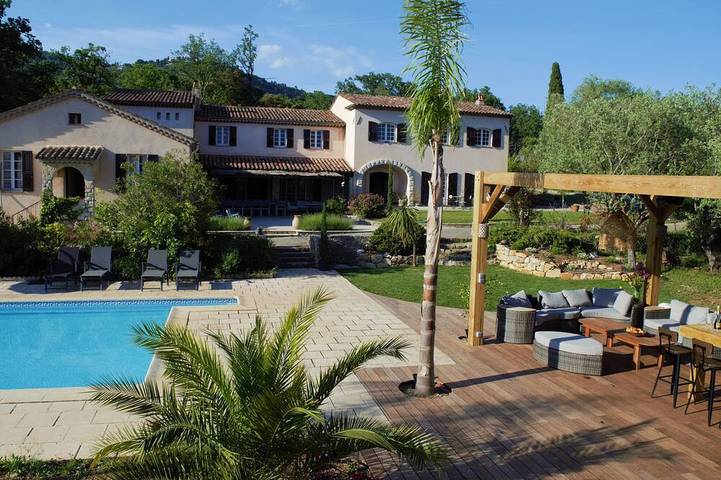 Ferienhaus für 24 Personen, mit Balkon und Whirlpool sowie Terrasse und Garten