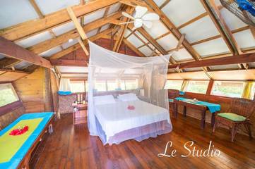 Gîte pour 4 personnes, avec vue ainsi que piscine et jardin dans Fare