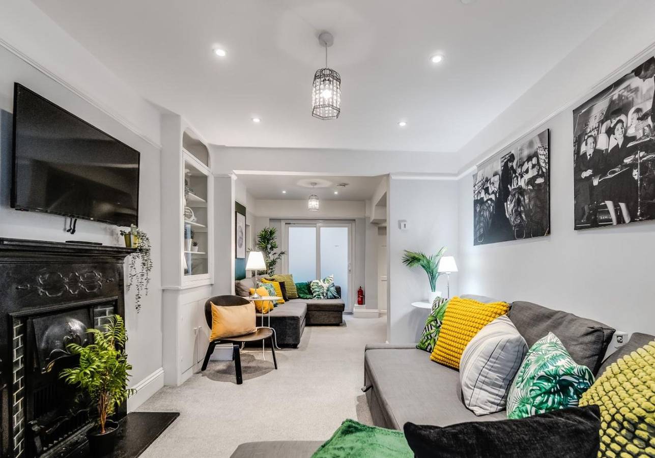 Central Pier Place - Large Group House sleeps up to 16 in Brighton, Sussex