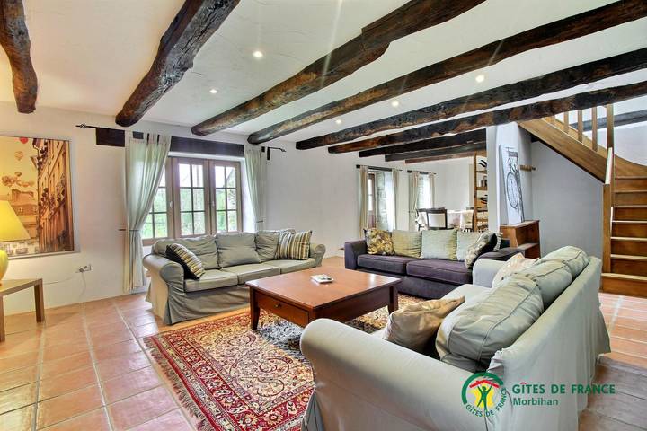 Gîte pour 8 personnes, avec Terrasse ainsi que Jardin et Piscine à Baud (mesure)
