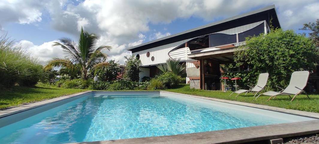 Appartement de vacances pour 2 personnes, avec piscine et jardin ainsi que terrasse et vue