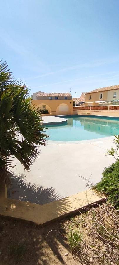 Location de vacances pour 4 personnes, avec bassin pour enfant ainsi que jardin et piscine dans Plage des Aresquiers - 2