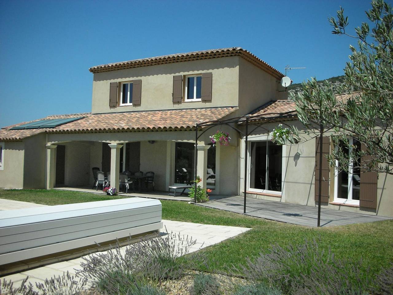Luxurious Villa in Provence with garden and roofed terrace in Beaumes-de-Venise, Vaucluse